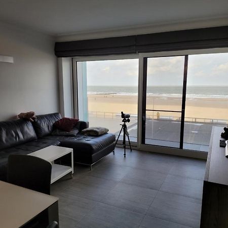 Studio 105 Op Zeedijk Met Frontaal Zeezicht 1Ste Verdiep Middelkerke Exterior foto