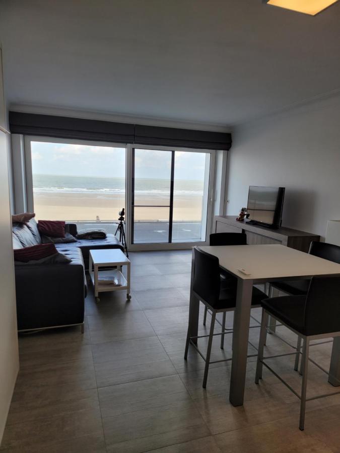 Studio 105 Op Zeedijk Met Frontaal Zeezicht 1Ste Verdiep Middelkerke Exterior foto